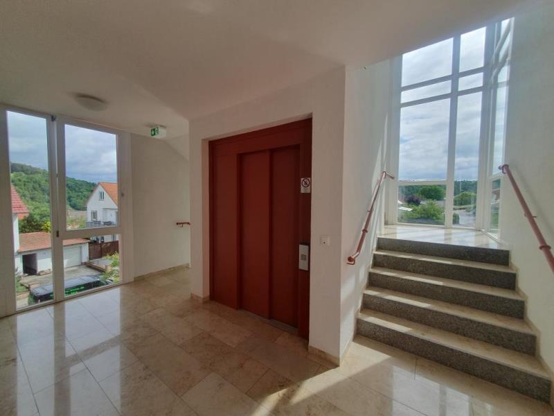 Treppenhaus mit Aufzug